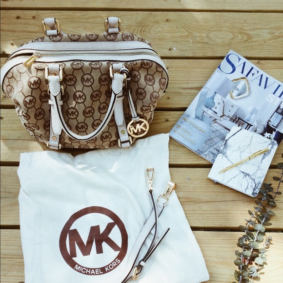 Michael Kors Handbags - Michael Kors! Crossbody bag LIKE NEW